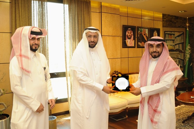 الدكتور الفهيد يسلم د. محمد العامري أول رخصة مدرب معتمد